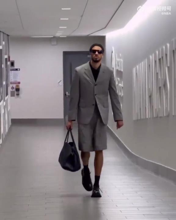 時(shí)尚潮男！哈利今日一身灰西裝短褲墨鏡搭配入場 腿真細(xì)！