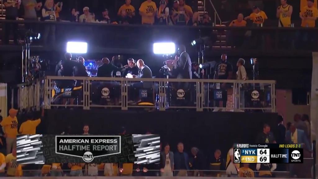 ??？轉播鏡頭給到解說看臺，奧尼爾居然抱著一個人在彎舉