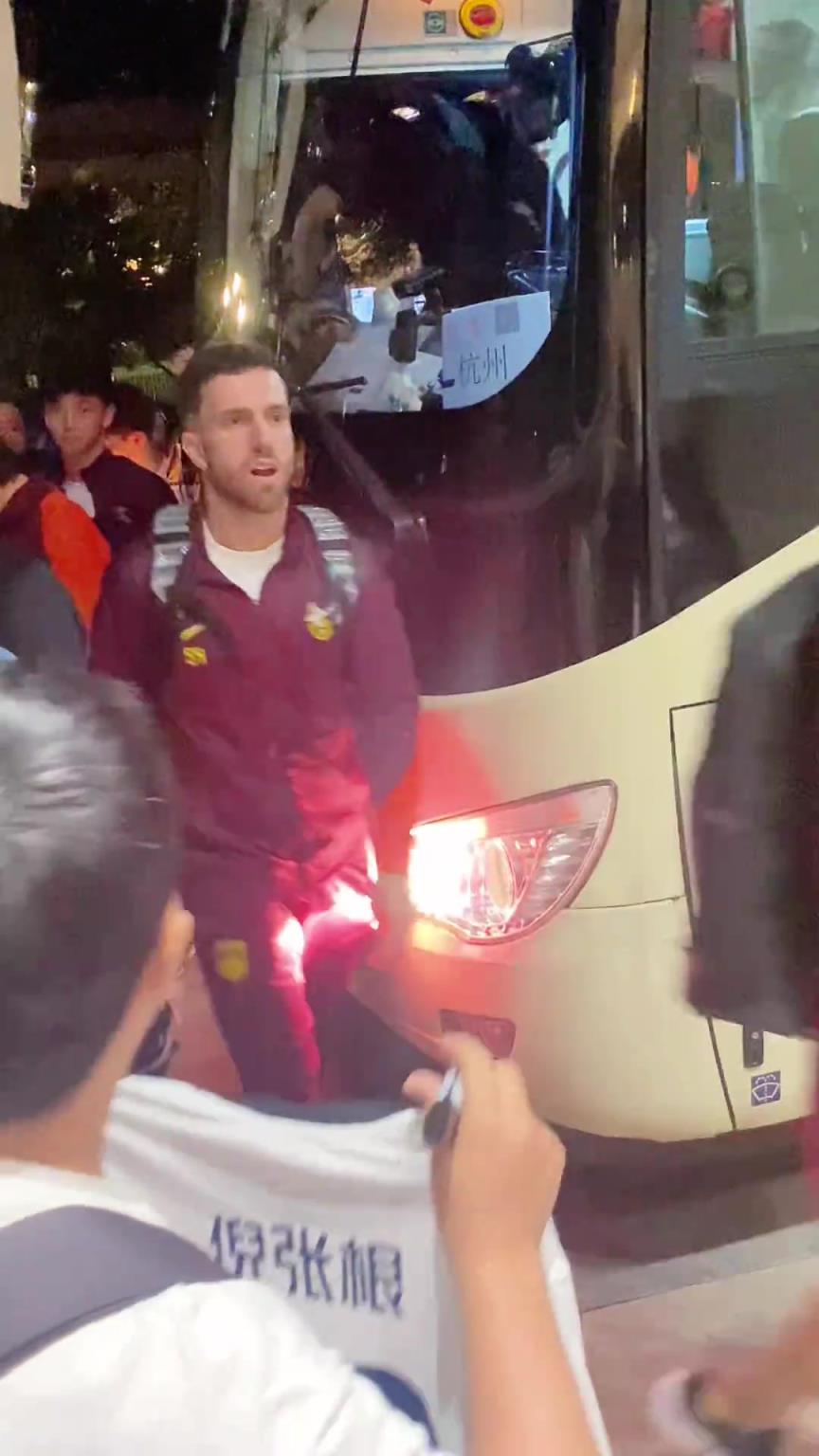 韋世豪嚇得箭步逃跑！國足深夜到酒店差點被摁在車頭不讓走