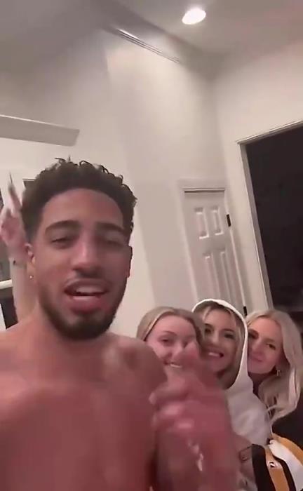 今日怒砍歷史級三雙！哈利此前光著膀子與三位金發(fā)美女同框