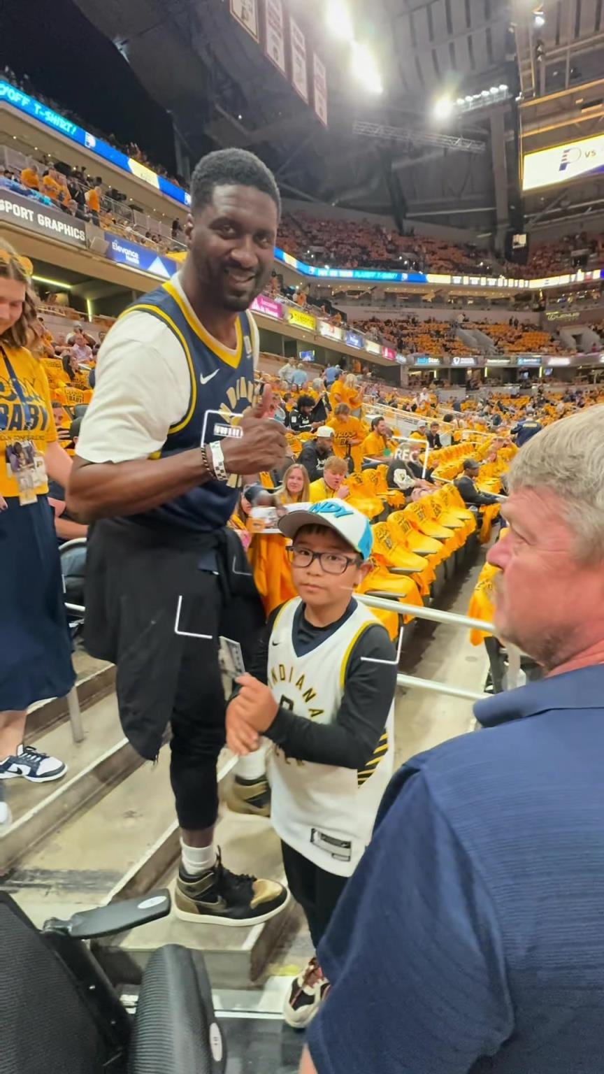 現(xiàn)在真成高圓圓了！步行者名宿希伯特現(xiàn)身主場給小球迷簽名