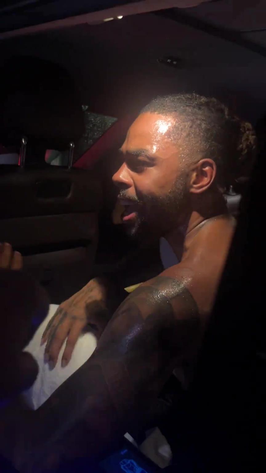 太熱情了！拉塞爾中國行坐車離開球迷們被團(tuán)團(tuán)圍住