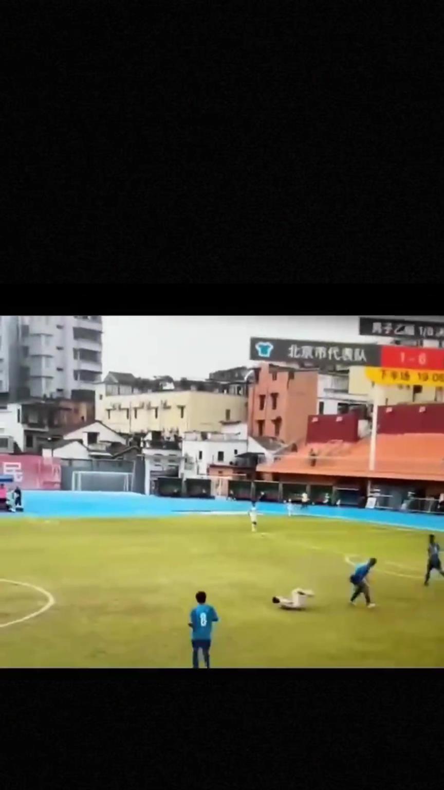 太可怕了！全運會驚現(xiàn)殺人足球，球員將對手直接踢骨折