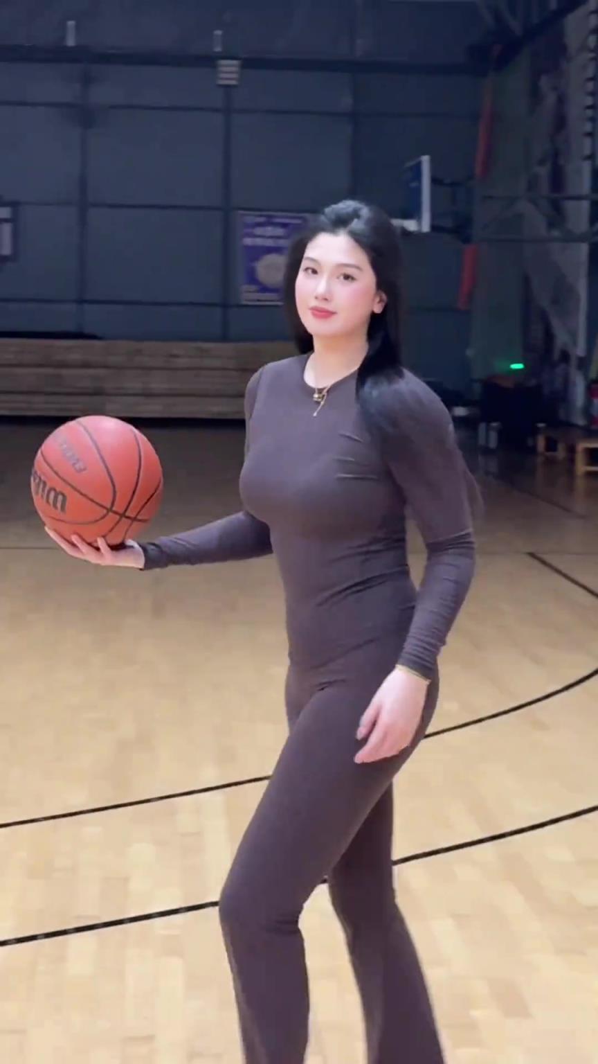 低配版卡戴珊！野球場(chǎng)肘姐這身材，懂的吧友都懂！