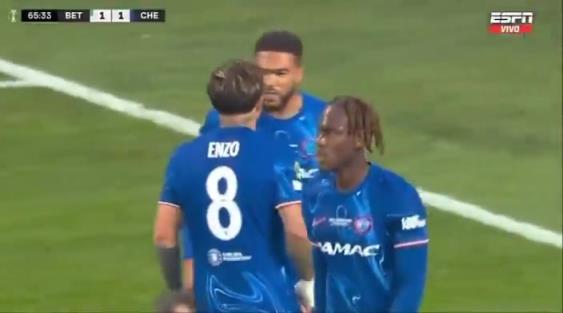 繼續(xù)干！恩佐進球后給了詹姆斯一巴掌，兩人頂頭互相打氣