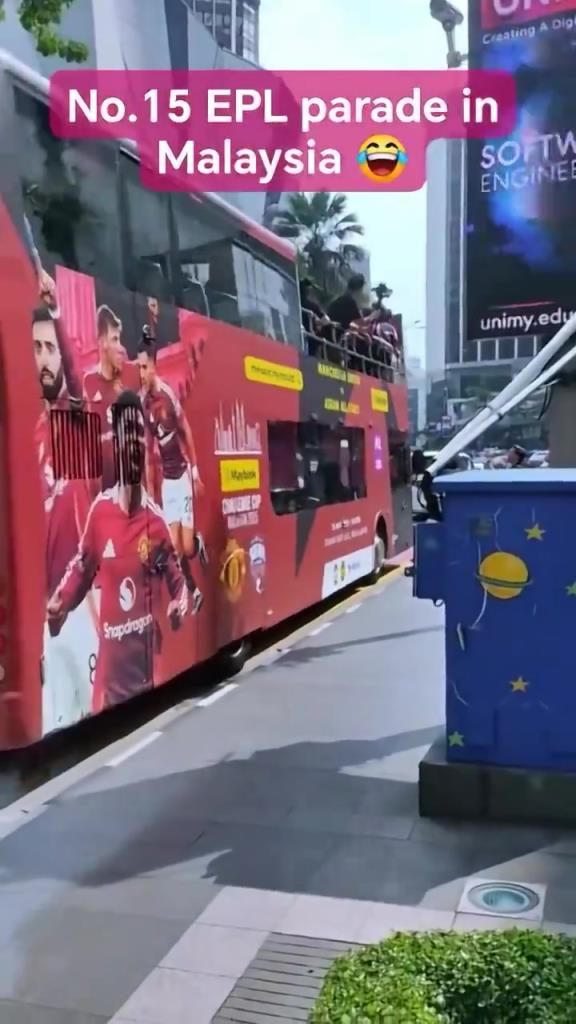 游街示眾？曼聯(lián)在馬來西亞街頭大巴游行，球迷笑噴