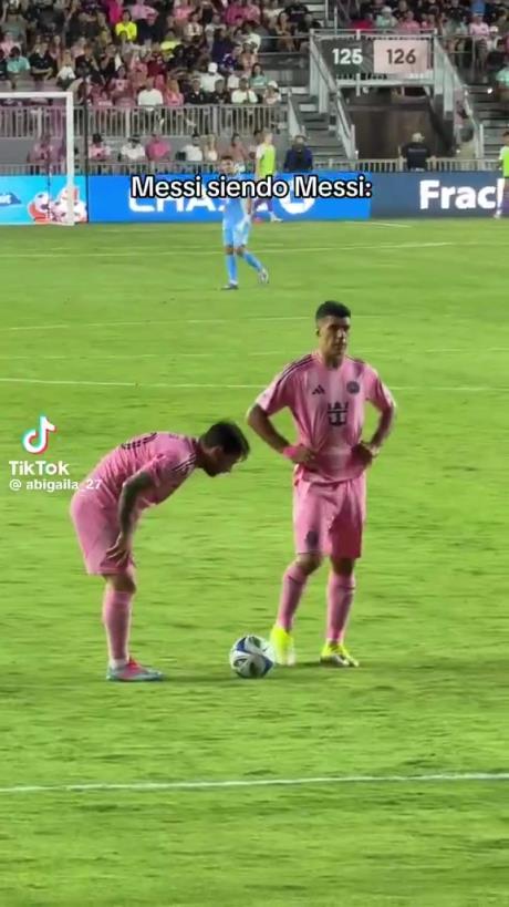 哈哈！梅西擺任意球偷偷往前挪被裁判抓包