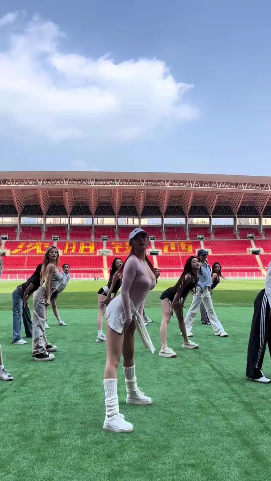 好看！在彩排的遼寧鐵人啦啦隊小姐姐們