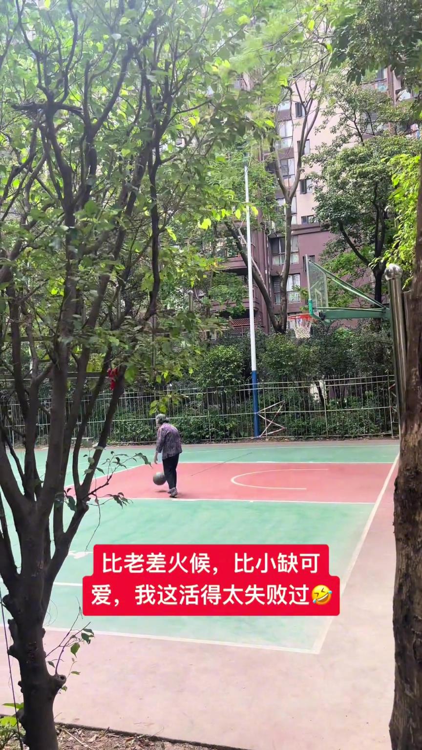 這阿婆單手一投一個(gè)準(zhǔn)，姜還是老的辣