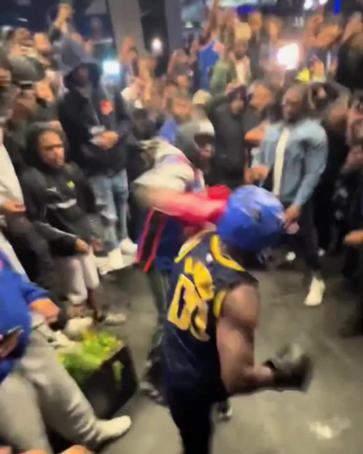 這不比場(chǎng)上好看？尼克斯&步行者球迷賽后直接1v1拳擊