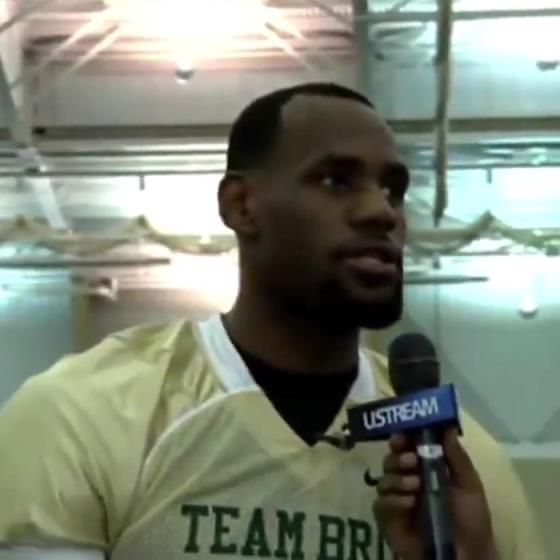 哥兩個(gè)還會(huì)這個(gè)??？11年NBA停擺期間老詹和阿杜組隊(duì)玩橄欖球