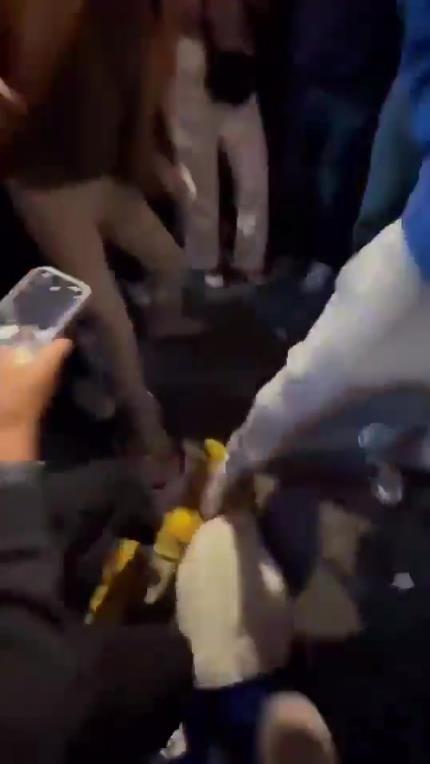 驚！尼克斯大勝步行者后，哈利伯頓遭主場(chǎng)球迷群毆