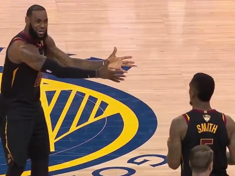 名場(chǎng)面！JR搶下關(guān)鍵籃板沒看表，老詹質(zhì)問JR為何傳球