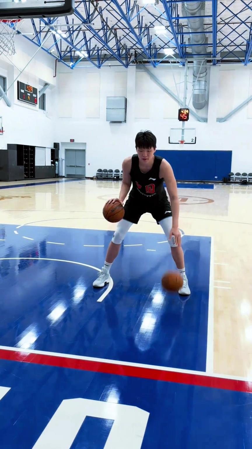 楊瀚森今日份訓(xùn)練！這個左右手運球協(xié)調(diào)性真不錯