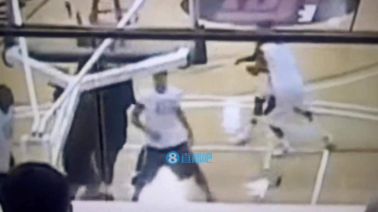 引熱議！美媒翻舊賬：當年詹姆斯被大學(xué)生隔扣，耐克沒收了錄像帶