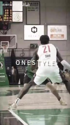 正統(tǒng)美式后衛(wèi)！JD戴維森炒菜后低手合球，對抗上籃打進！