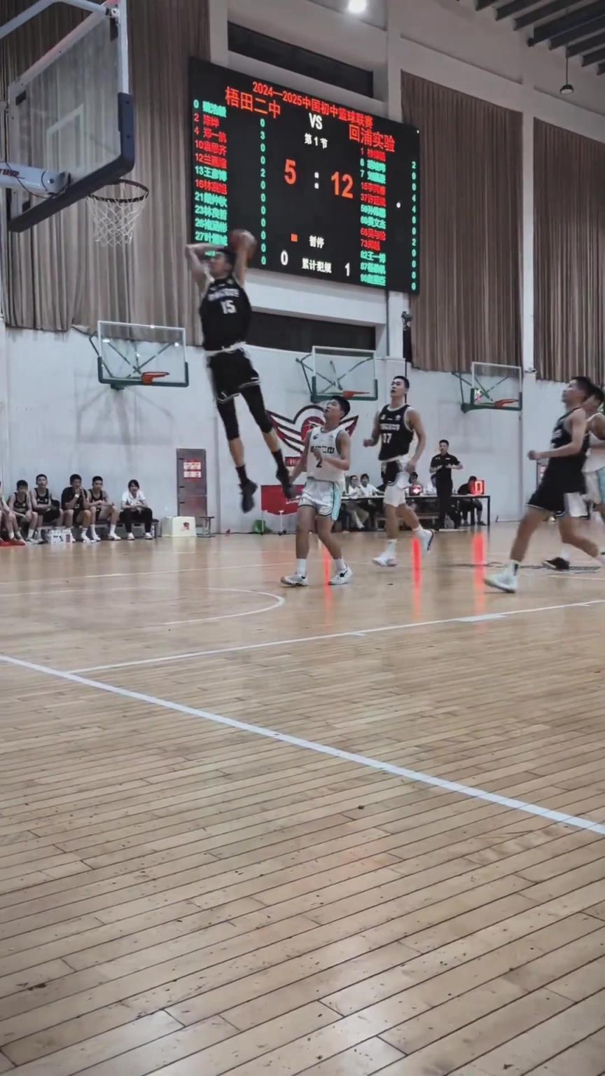 起來就扣啊！現(xiàn)在的初中生都這么打球的嗎