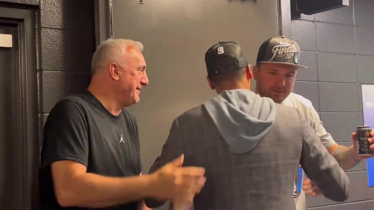 去年的今天，東契奇率隊殺入總決賽，賽后喝啤酒被芬利沒收