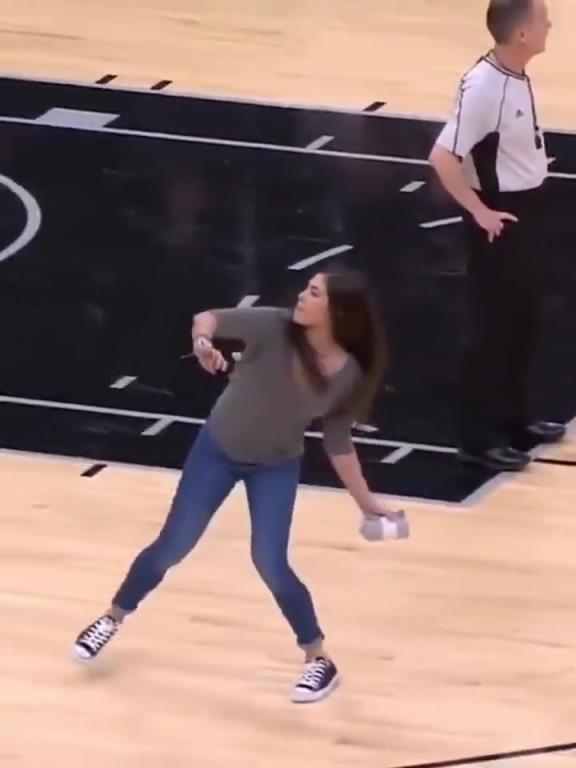 不愧是美國(guó)女籃主力，普拉姆的力量太嚇人了