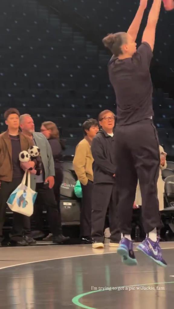 71歲成龍現(xiàn)身巴克萊中心看女籃比賽：她們投籃怎么那么準(zhǔn)?。。?>
                                <div   id=