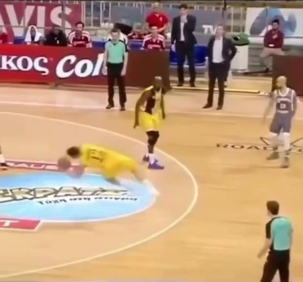 下地真快！搶斷這哥們兒多少是有點(diǎn)門(mén)將基礎(chǔ)