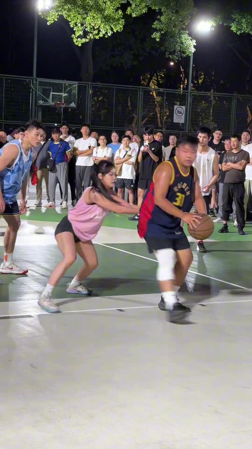 這哥們看見防自己的是女生，一個(gè)勁背打，球也不傳了